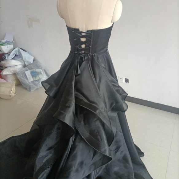 上品 ウエディングドレス ブラックカラードレス　スタイリッシュなバックスタイル ベアトップ 披露宴/前撮り 7枚目の画像