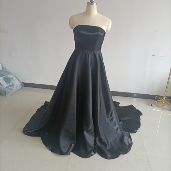 上品 ウエディングドレス ブラックカラードレス　スタイリッシュなバックスタイル ベアトップ 披露宴/前撮り 1枚目の画像