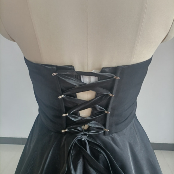 上品 ウエディングドレス ブラックカラードレス　スタイリッシュなバックスタイル ベアトップ 披露宴/前撮り 4枚目の画像