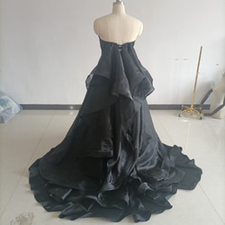 上品 ウエディングドレス ブラックカラードレス　スタイリッシュなバックスタイル ベアトップ 披露宴/前撮り 6枚目の画像