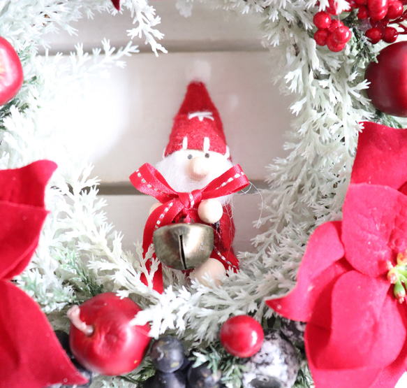 【早割クリスマス2023】ベルを抱えサンタもひと休み☆森のクリスマスリース（アーティフィシャルフラワー） 2枚目の画像