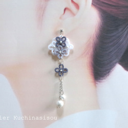 梭織蕾絲小花和棉質珍珠不對稱耳環（灰色） 第5張的照片
