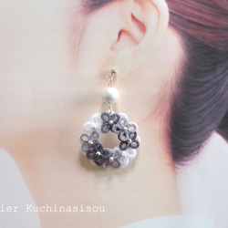 梭織蕾絲小花和棉質珍珠不對稱耳環（灰色） 第6張的照片
