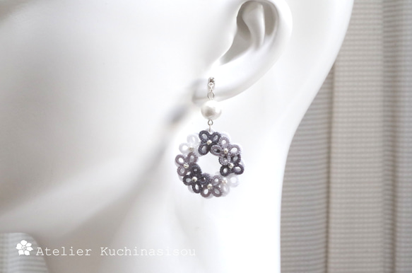 梭織蕾絲小花和棉質珍珠不對稱耳環（灰色） 第8張的照片