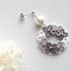 梭織蕾絲小花和棉質珍珠不對稱耳環（灰色） 第4張的照片