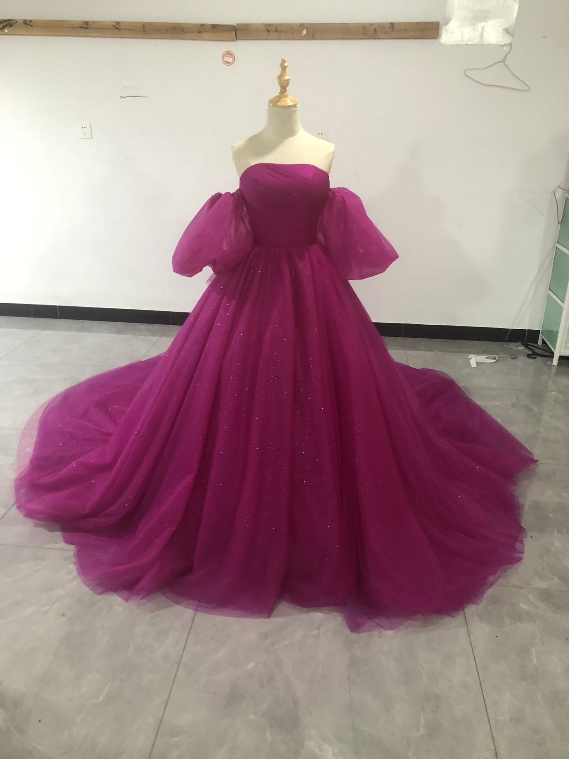 華やか 取り外し袖 エアリー感 ビビッドピンク ウェディングドレス ビスチェ 花嫁/拳式