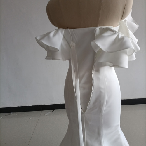 大好評中！オフホワイト オフショルダー ウェディングドレス  