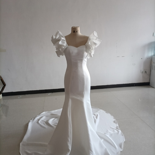 大好評中！オフホワイト オフショルダー ウェディングドレス  