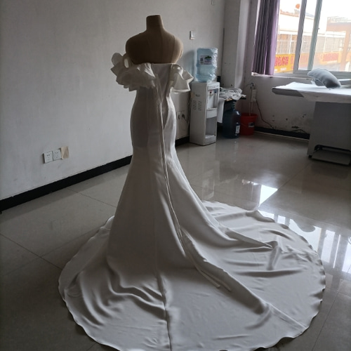 大好評中！オフホワイト オフショルダー ウェディングドレス  