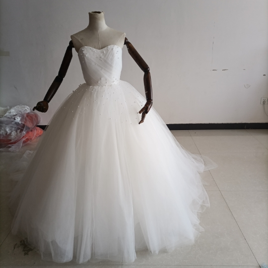 上品！憧れのドレス オフホワイト ベアトップ トレーン パール 結婚式/披露宴/二次会