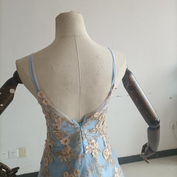優雅的！藍色 V 領連身裙，露背，精美花卉圖案刺繡，婚宴/餘興派對 第10張的照片