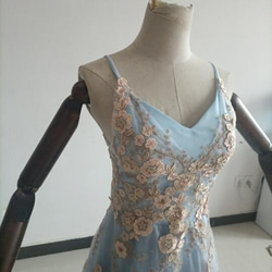 優雅的！藍色 V 領連身裙，露背，精美花卉圖案刺繡，婚宴/餘興派對 第3張的照片