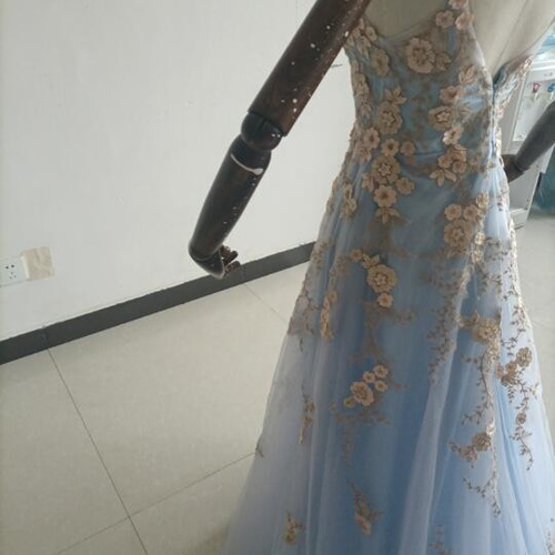 上品！ブルー Vネック カラードレス 背中見せ 花柄のモチーフ刺繍が  