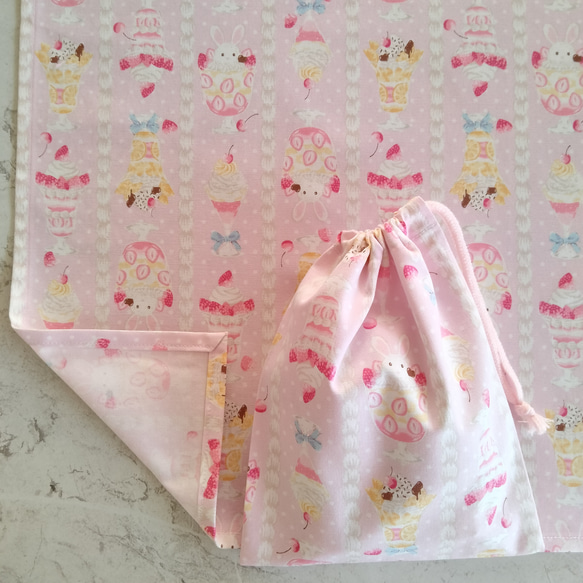 40×60 萌え断　パフェ柄 ランチョンマット 巾着袋 セット 給食 スイーツ 女の子 苺　うさぎ　ピンク 1枚目の画像