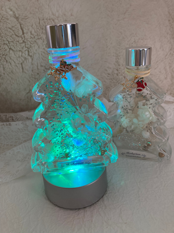 新作早割クリスマス2023 creema限定 ハーバリウムオイル クリスマスツリーガラスボトル チャームLEDライト 10枚目の画像