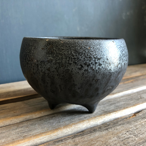 2種類の黒釉薬の脚付き植木鉢カバー 送料無料 その他インテリア雑貨