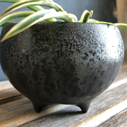 2種類の黒釉薬の脚付き植木鉢カバー 送料無料 その他インテリア雑貨
