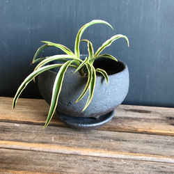 いぶし黒釉薬の脚付き植木鉢 ② 送料無料 その他インテリア雑貨 yaya