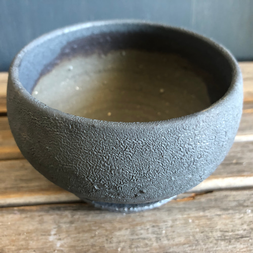 陶芸品　蓋付き　釉薬　脚付き いぶし黒釉薬の脚付き植木鉢 ② 送料無料 その他インテリア雑貨 yaya