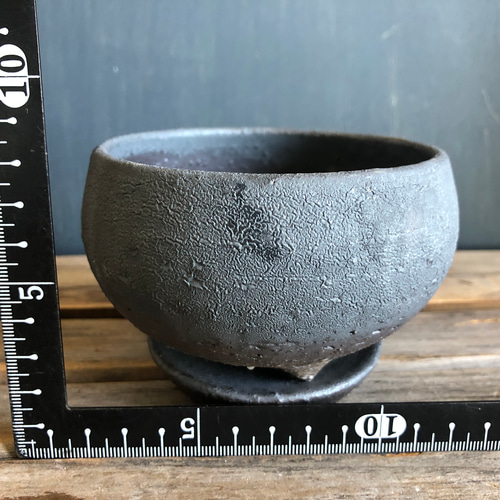 いぶし黒釉薬の脚付き植木鉢 ② 送料無料 その他インテリア雑貨 yaya