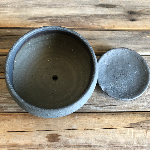 いぶし黒釉薬の脚付き植木鉢 ② 送料無料 その他インテリア雑貨 yaya