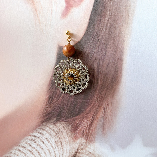 ゴールド フラワータティングレースピアス イヤリング ウッドビーズ  