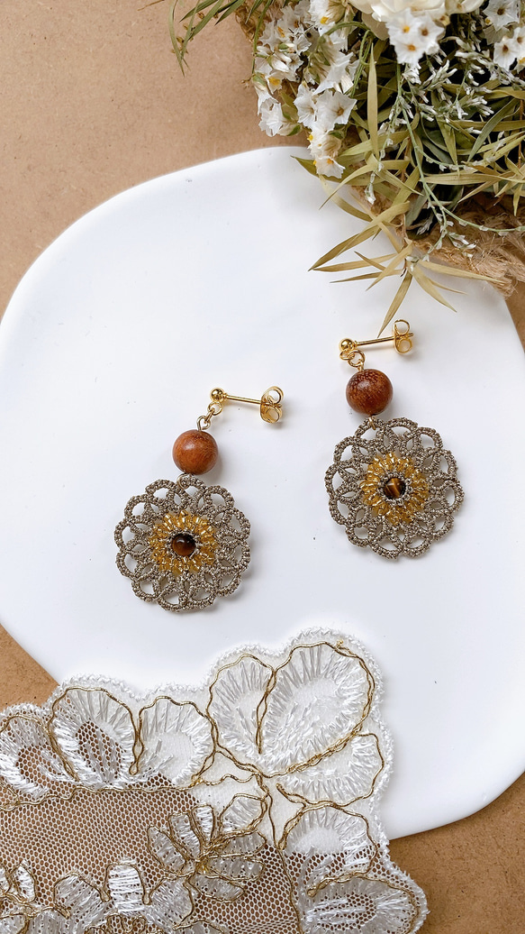 ゴールド フラワータティングレースピアス イヤリング ウッドビーズ  