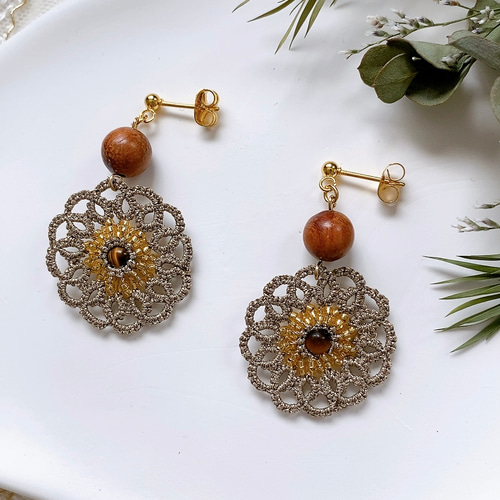 ゴールド フラワータティングレースピアス イヤリング ウッドビーズ  