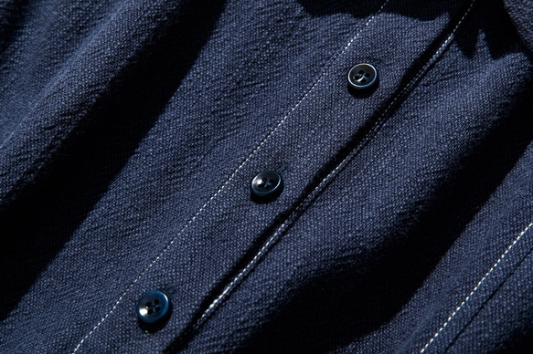 カジュアルさの中にまろやかな印象を与える丸襟コットン リネンワンピース　長袖　紺色　230925-1 4枚目の画像