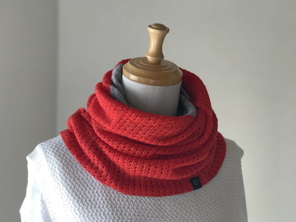 しとふわ カシミヤシルクのリバーシブルねじりスヌード　レッドメッシュ/グレー