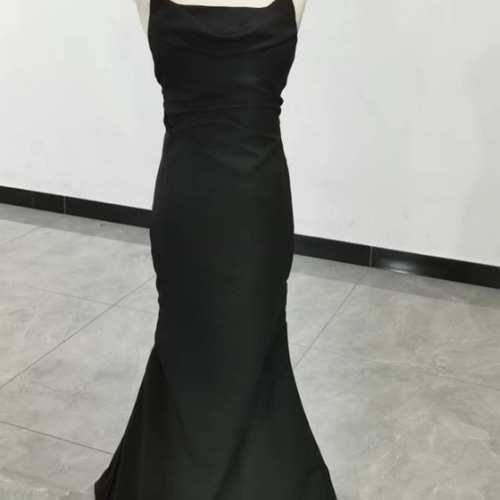 即納！美品！パーティードレス 黒 キャミソール スレンダーライン 背中  