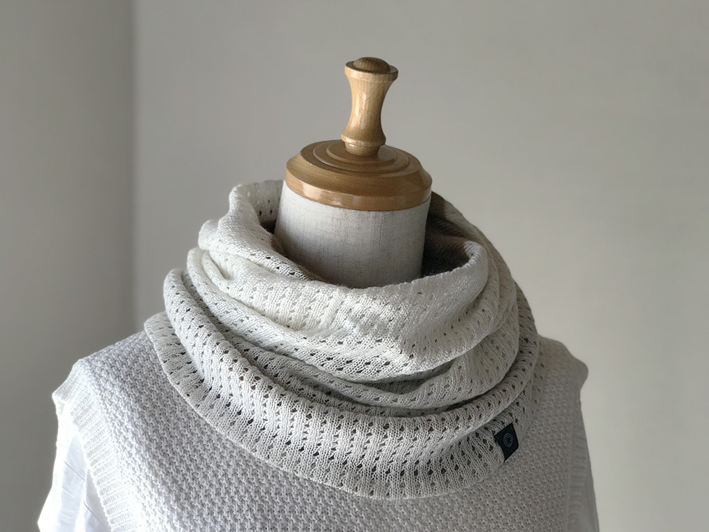 しとふわ カシミヤシルクのリバーシブルねじりスヌード　ホワイトメッシュ/キャメル