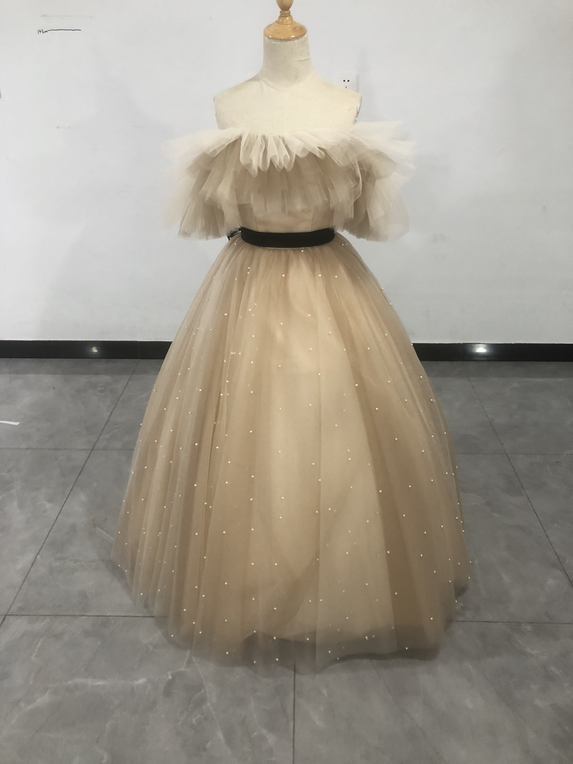 送料無料！ 高品質！薄シャンパンの色 ウェディングドレス ベアトップ 編み上げ 花嫁