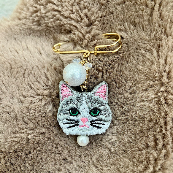 きらきら大パールと猫さん刺繍ブローチ✩.*˚ その他アクセサリー Reona 