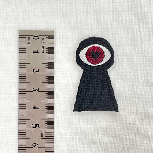 鍵穴から覗く目 ホラー ワンポイント 刺繍 ワッペン アップリケ シール