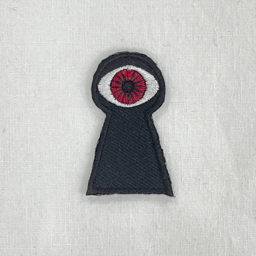 鍵穴から覗く目 ホラー ワンポイント 刺繍 ワッペン アップリケ シール