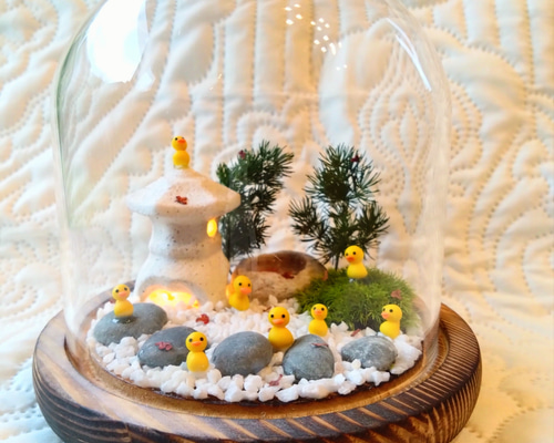 お庭の池を覗き込む子供セット　ガラス細工 焼板のガラスドーム『ミニチュア箱庭 和風庭園✨』 その他インテリア