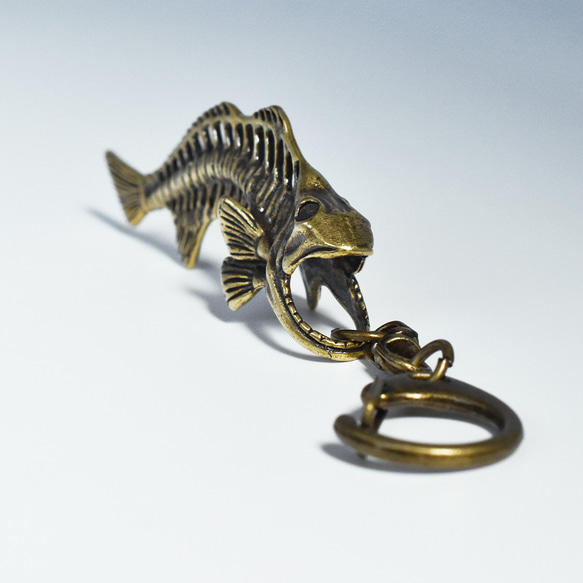 魚の骨 置物 ペンダントトップ 真鍮 フィッシュボーン 真鍮 キーホルダー ピラニア スカル魚 釣り 骨 ガイコツ アク 5枚目の画像