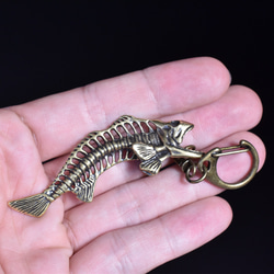 魚の骨 置物 ペンダントトップ 真鍮 フィッシュボーン 真鍮 キーホルダー ピラニア スカル魚 釣り 骨 ガイコツ アク 6枚目の画像