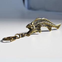 魚の骨 置物 ペンダントトップ 真鍮 フィッシュボーン 真鍮 キーホルダー ピラニア スカル魚 釣り 骨 ガイコツ アク 3枚目の画像