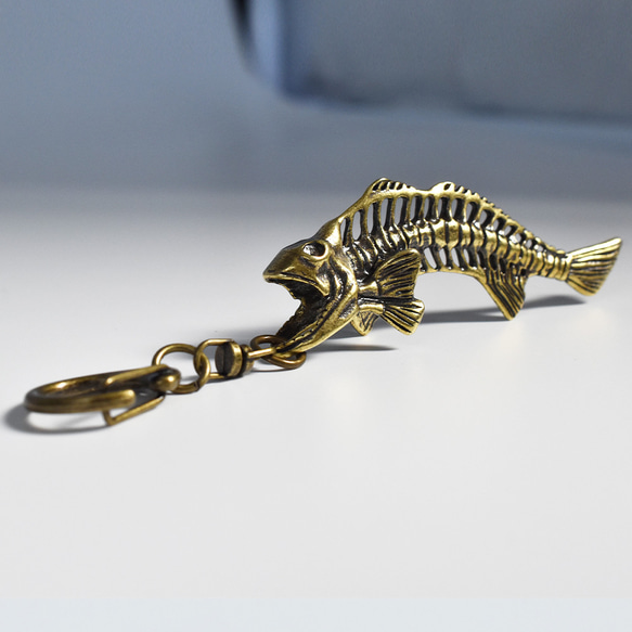 魚の骨 置物 ペンダントトップ 真鍮 フィッシュボーン 真鍮 キーホルダー ピラニア スカル魚 釣り 骨 ガイコツ アク 3枚目の画像