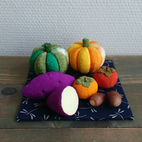 カボチャと柿の置物 カボチャと柿の置物 - メルカリ