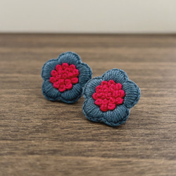 北欧風　花の刺繍ピアス/イヤリング mini【アイアンブルー×レッド】 5枚目の画像