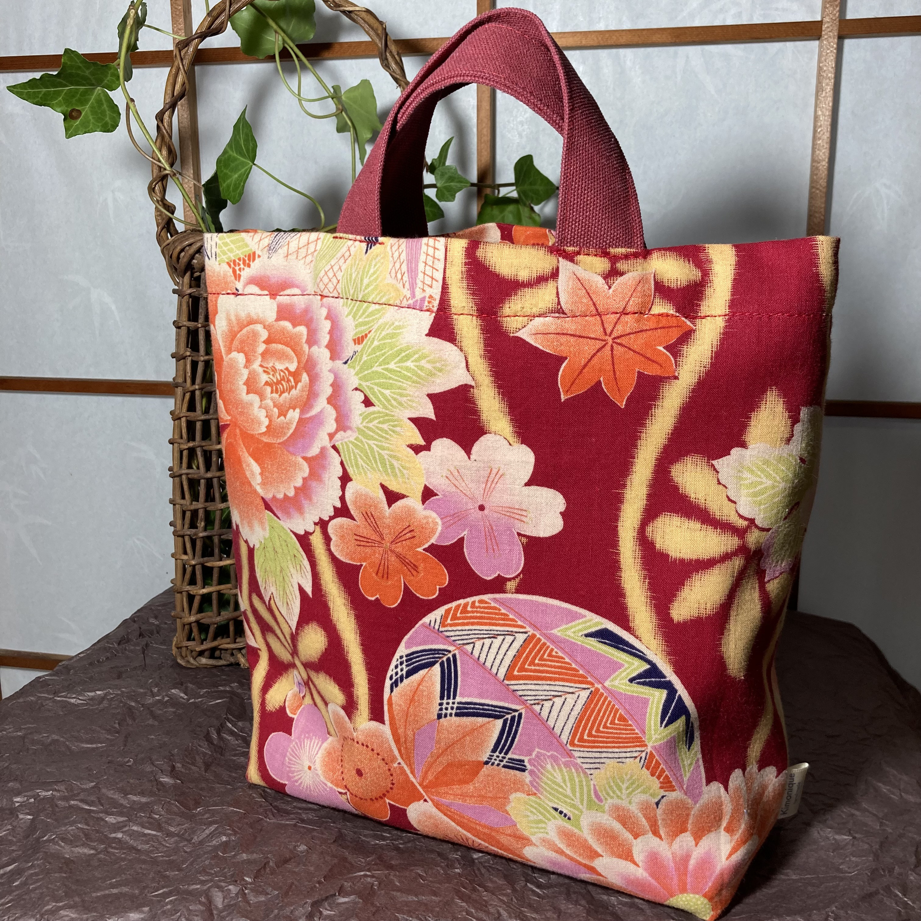 着物リメイク 赤地レトロ花柄トートバッグ トートバッグ