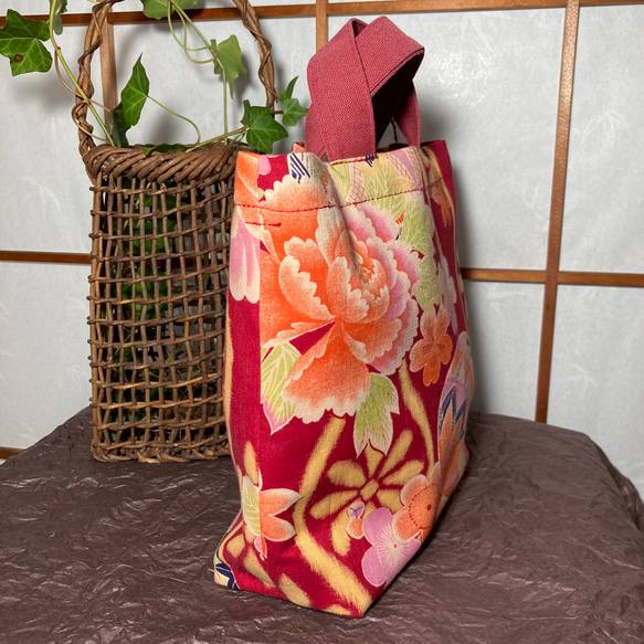 着物リメイク　赤地レトロ花柄トートバッグ 4枚目の画像