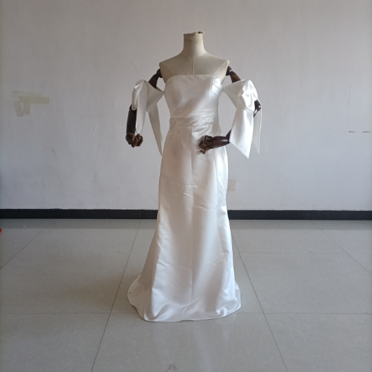 送料無料！優雅なシルエット オフホワイト ドレス ベアトップ 背中見せ 華やかなトレーン 結婚式/披露宴/二次会