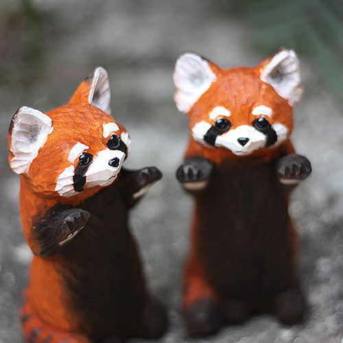朝早く起きるレッサーパンダ アーティストベア 海外作家様 ハンドメイド 置物 レッサーパンダ♪ プレゼント 置物 木彫り 天然木 彫刻 受注制作