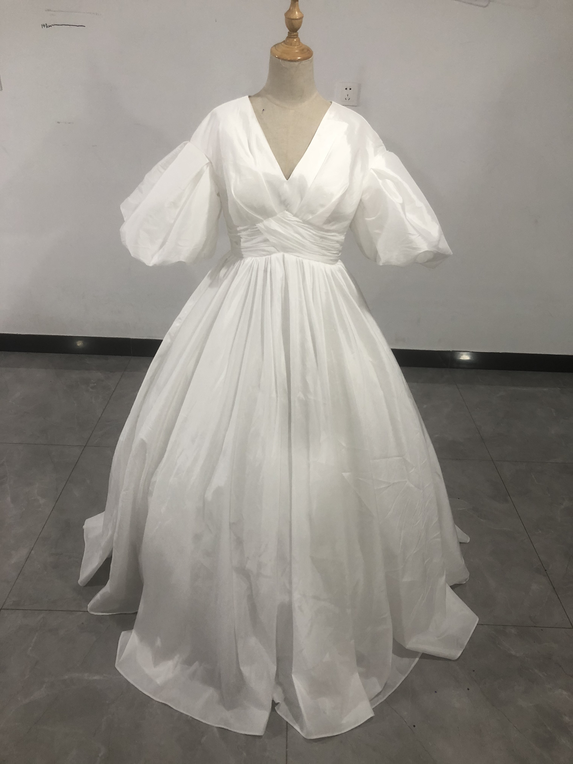 即納！エレガント オフホワイト Vネックドレス ロング 姫袖 サッシュベルト 披露宴/拳式