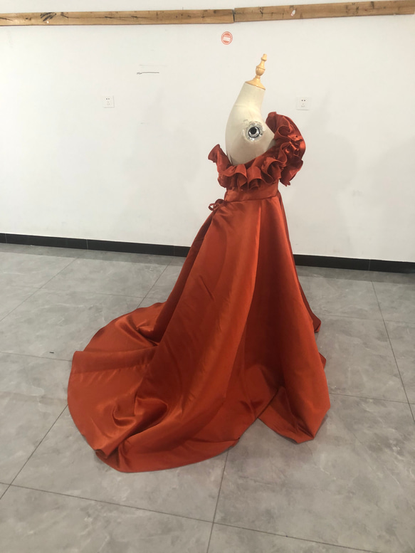 即納！エレガント オレンジ カラードレス 胸元フリル ノースリーブ トレーン 花嫁/拳式 3枚目の画像