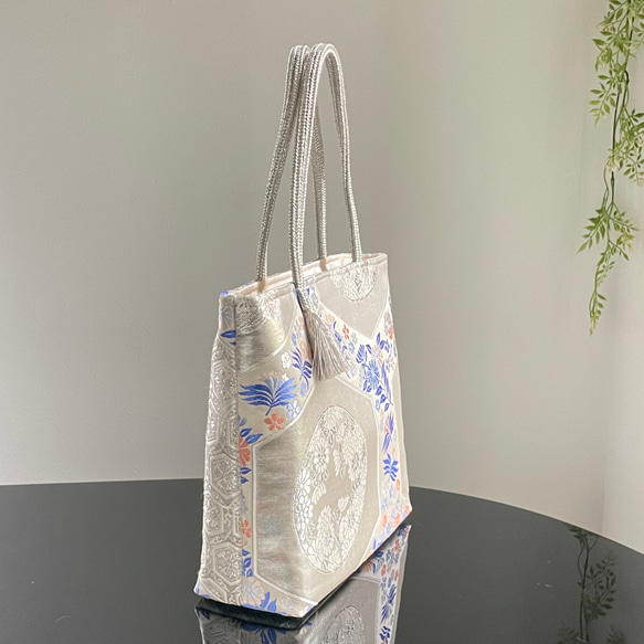 帯リメイクバッグ　ブルーの花と菊文　トートバッグM サイズ　和装バッグ 3枚目の画像